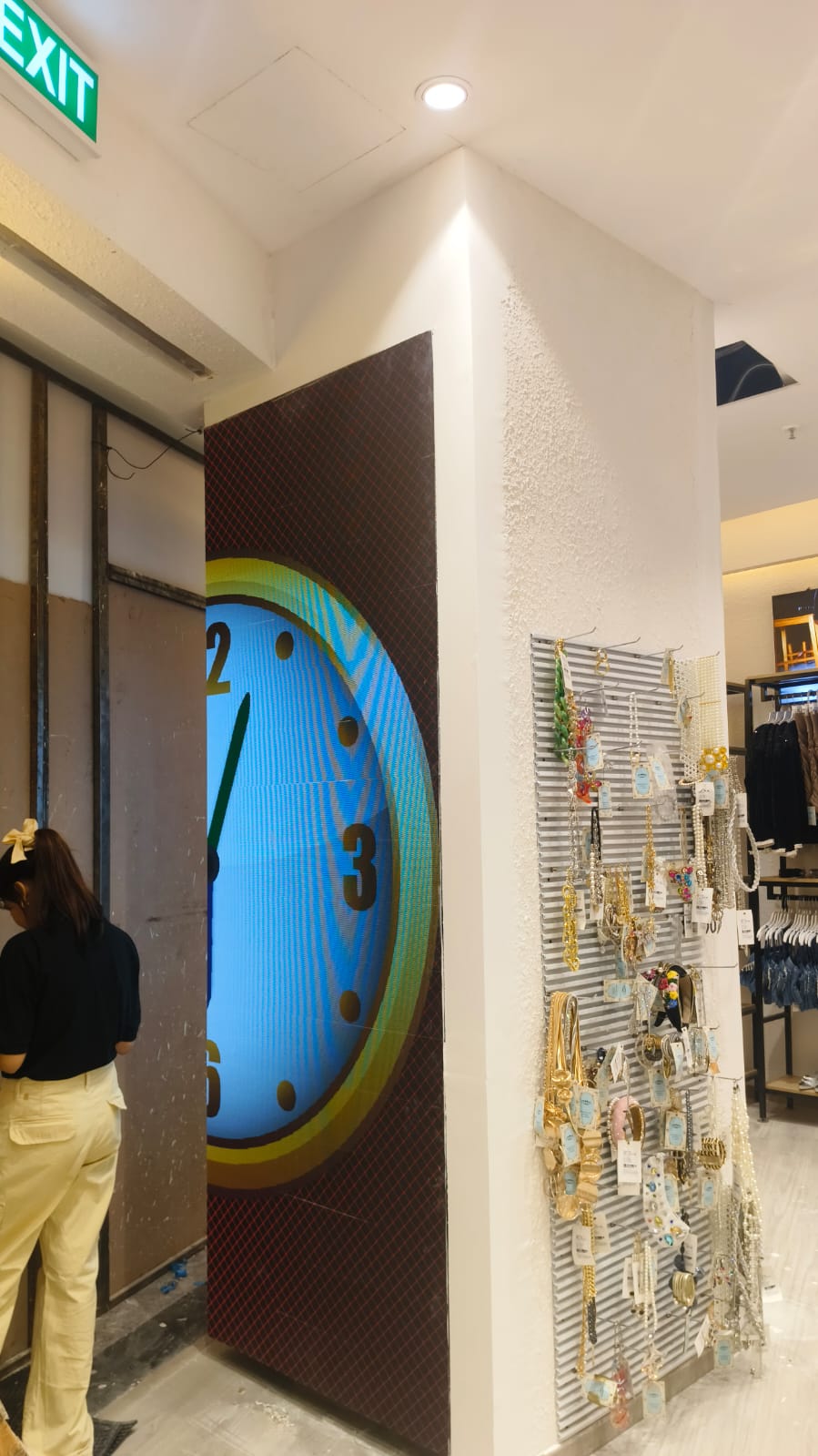 Fine-pitch LED video wall in shopping mall