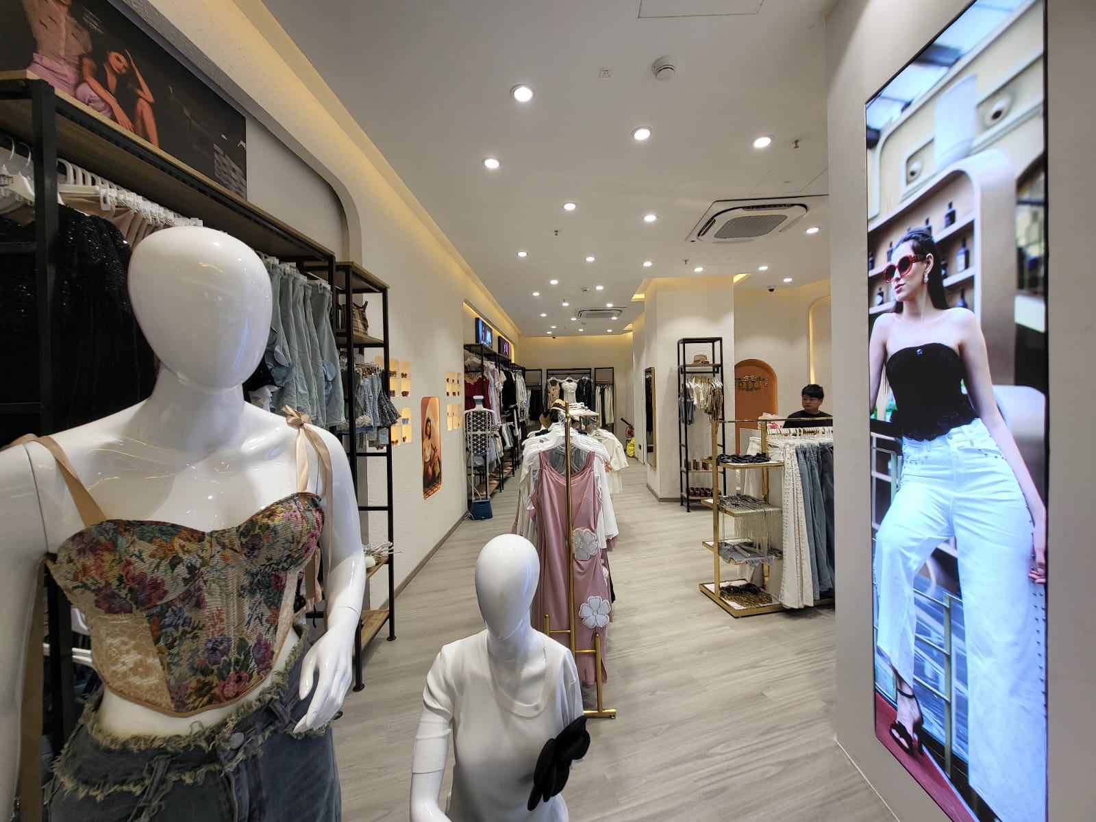 High-resolution indoor retail LED display